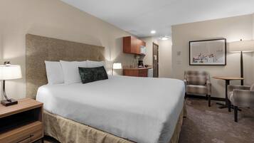 Queen Studio Ocean Front | 1 bedroom, blackout drapes, free WiFi, bed sheets