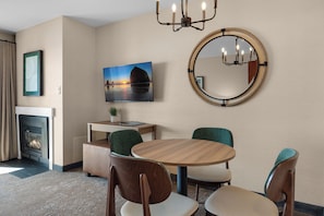 Queen Suite Ocean Front | Blackout drapes, free WiFi, bed sheets, wheelchair access - Schooner's Cove Inn (Cannon Beach)