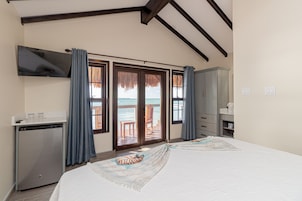 Kamer, 1 kingsize bed | Bedden met traagschuimmatras, een minibar, een kluis op de kamer