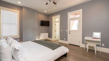 3 bedrooms, desk, iron/ironing board, travel crib