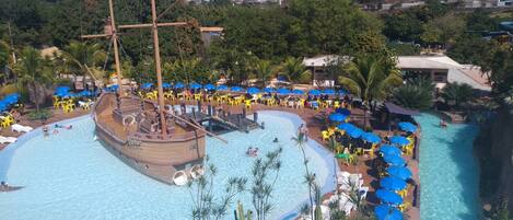 Utendørsbasseng og et oppvarmet basseng