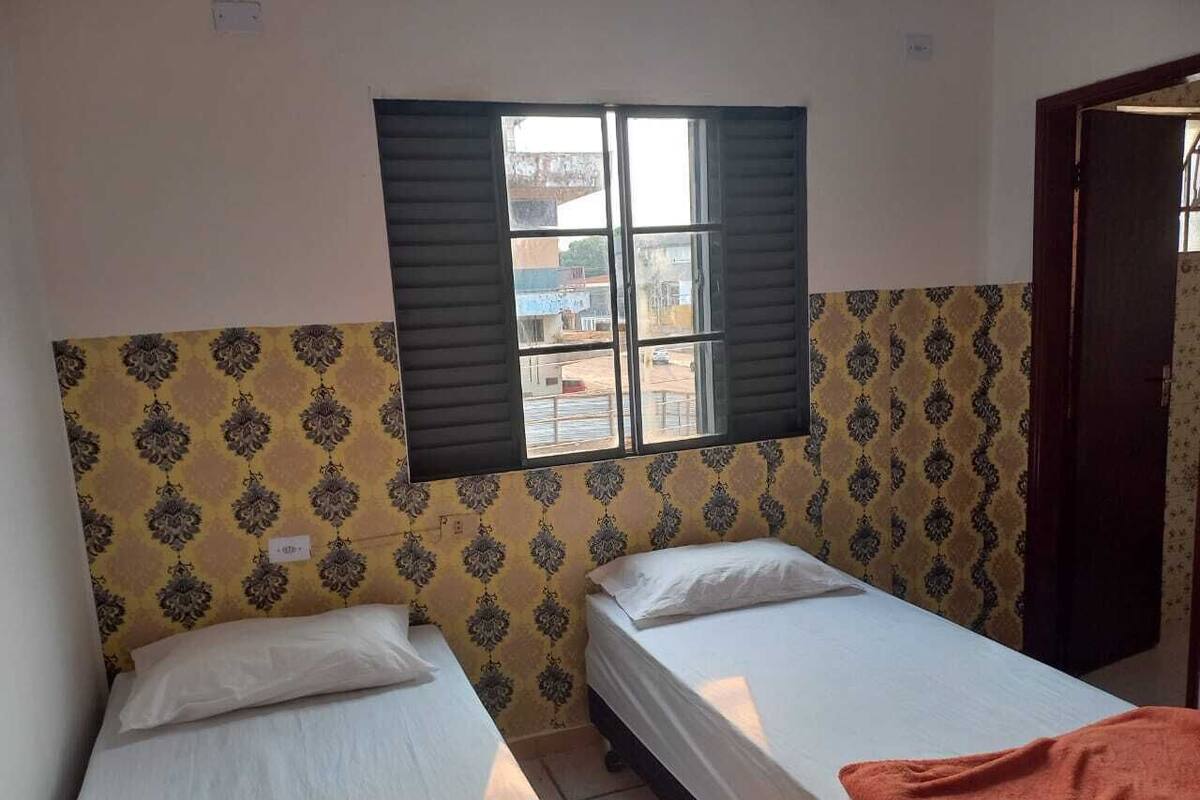 Habitación económica con 1 cama matrimonial o 2 individuales | Wifi gratis y ropa de cama