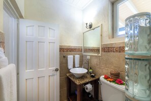 Deluxe Single Room, 1 Queen Bed, Garden View | Bathroom
