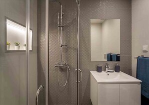 Dusche, Haartrockner, Bidet, Handtücher