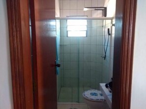 Căn hộ Deluxe | Phòng tắm | Buồng tắm vòi sen, máy sấy tóc, khăn tắm 