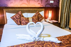 In-room safe, desk, laptop workspace, iron/ironing board - Hotel La Villa Western (Dhaka)