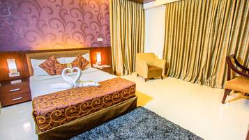 Una cassaforte in camera, una scrivania, postazione laptop