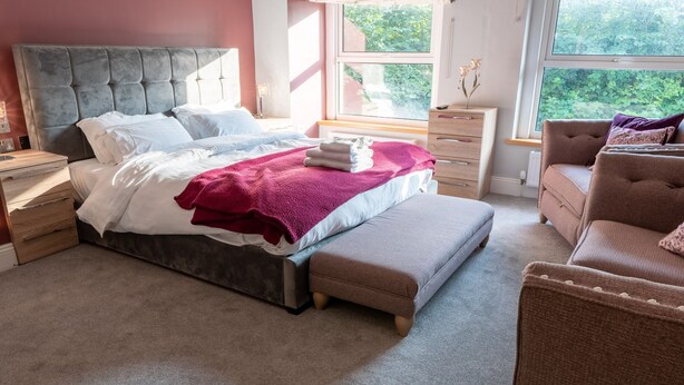 Room - Ellie's Lodge -  Superb family-friendly holiday house sleeps 26 guests  in 12 bedrooms (Ulverston)