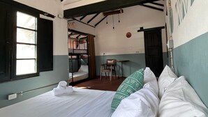 A room with a bunk bed, a desk, a chair, and a window. -  Hotel Aceitunos (Villa de Leyva)
