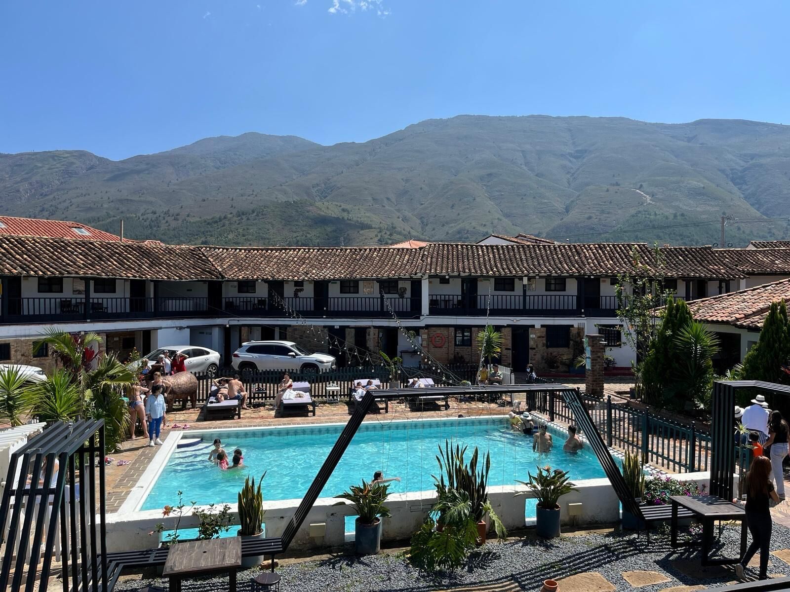 Un hôtel doté d’une piscine, d’un espace extérieur aménagé et offrant une vue sur les montagnes.