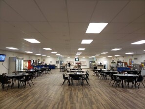 早餐，供應午餐和晚餐