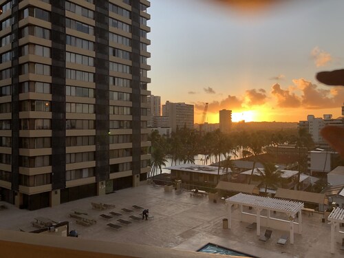 Condo sijaitsee Waikikissa, 2 makuuhuonetta, ranta, ravintolat, yöelämä