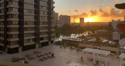 Condo sijaitsee Waikikissa, 2 makuuhuonetta, ranta, ravintolat, yöelämä