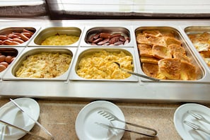 A buffet with various food options including eggs, sausages, and scrambled eggs. - Target Hospitality - Mentone Skillman Station Lodge (Mentone)