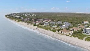Ein Küstenhotel mit Zimmern direkt am Strand, einem Sandstrand und freiem Blick auf den Ozean.