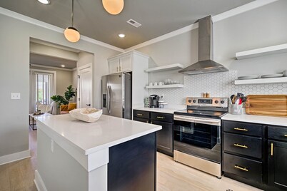Downtown Stunner - views of Lookout Mountain and close to downtown favorites!