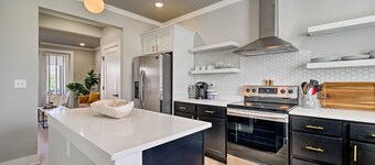 Downtown Stunner - views of Lookout Mountain and close to downtown favorites!