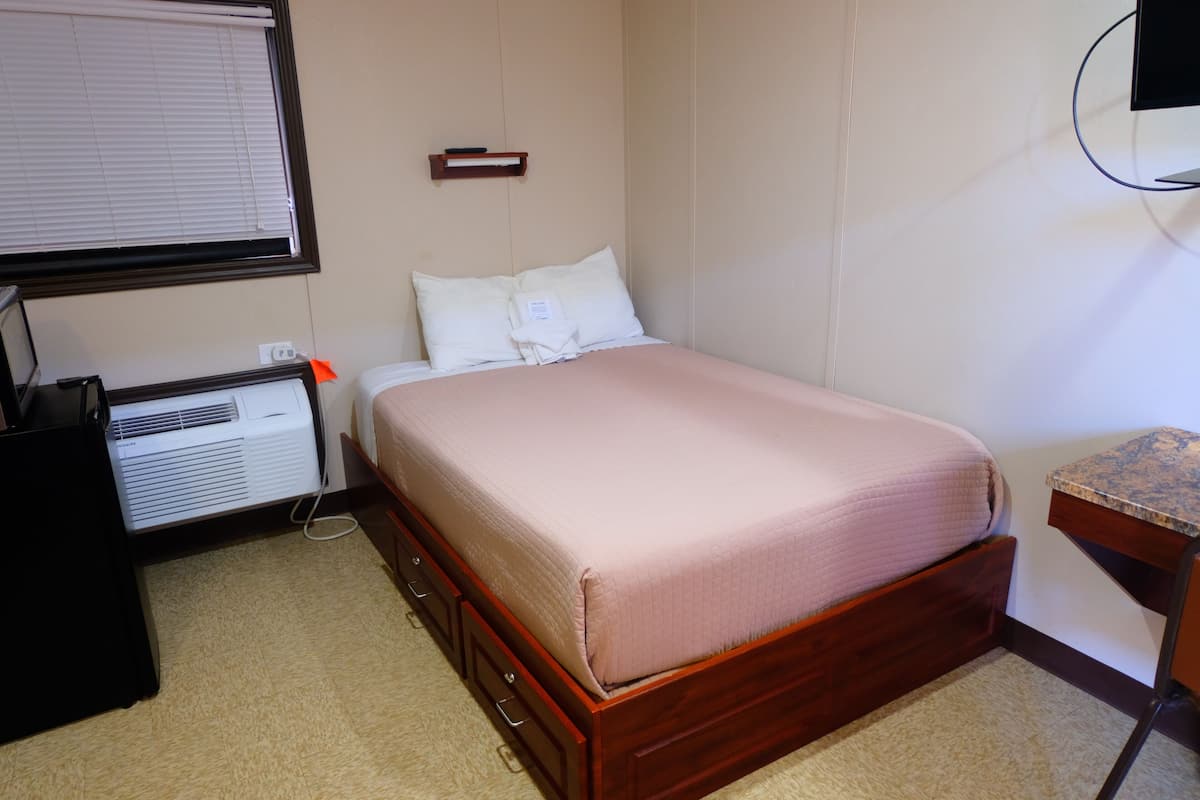 Kamer, 1 tweepersoonsbed | Luxe beddengoed, pillowtop-bedden, een bureau, gratis wifi