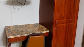 Phòng, 1 giường đôi | Bộ đồ giường cao cấp, nệm có lớp đệm bông, bàn