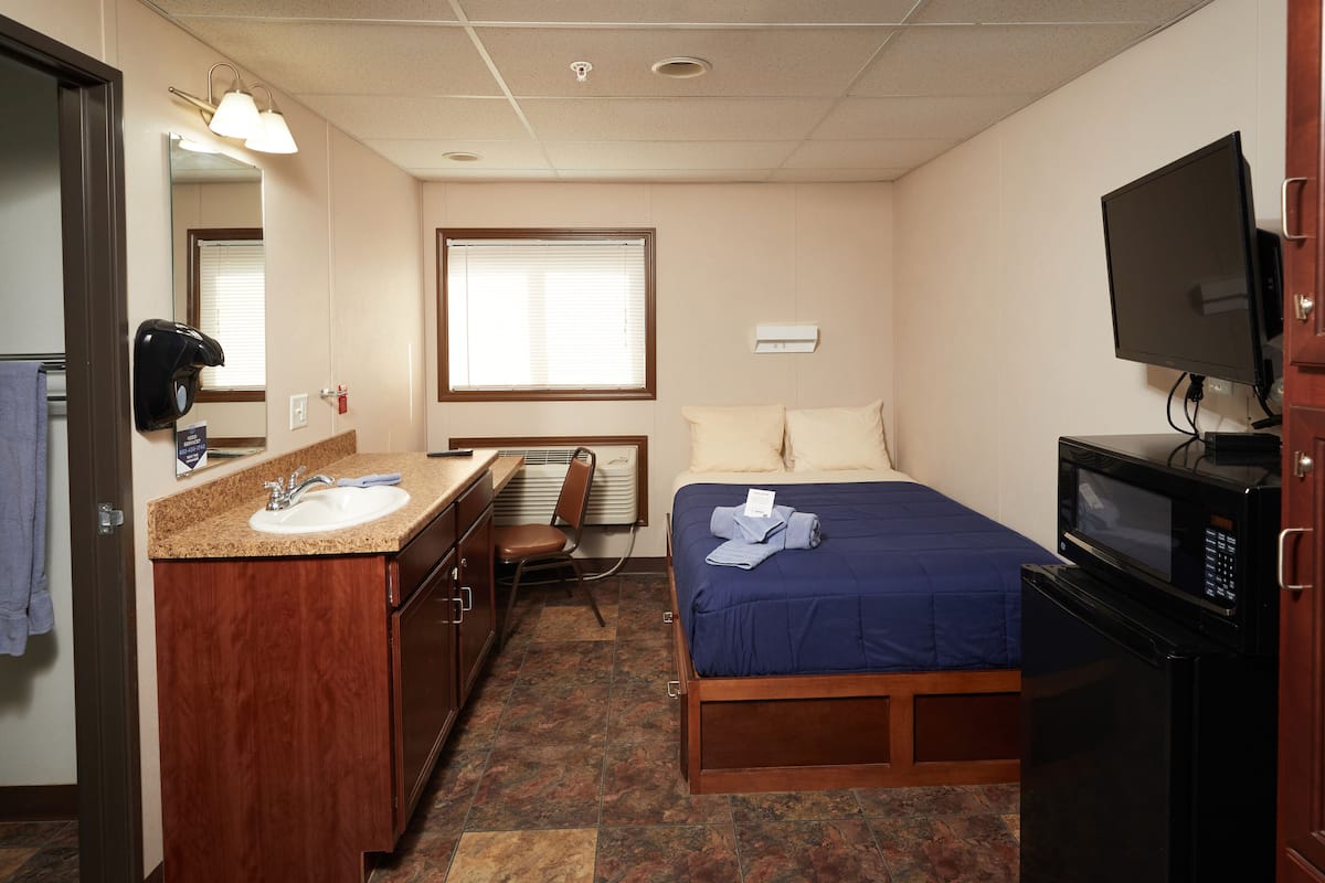 Private Room, Private Bath | Premium bedding, pillowtop beds, desk, free WiFi