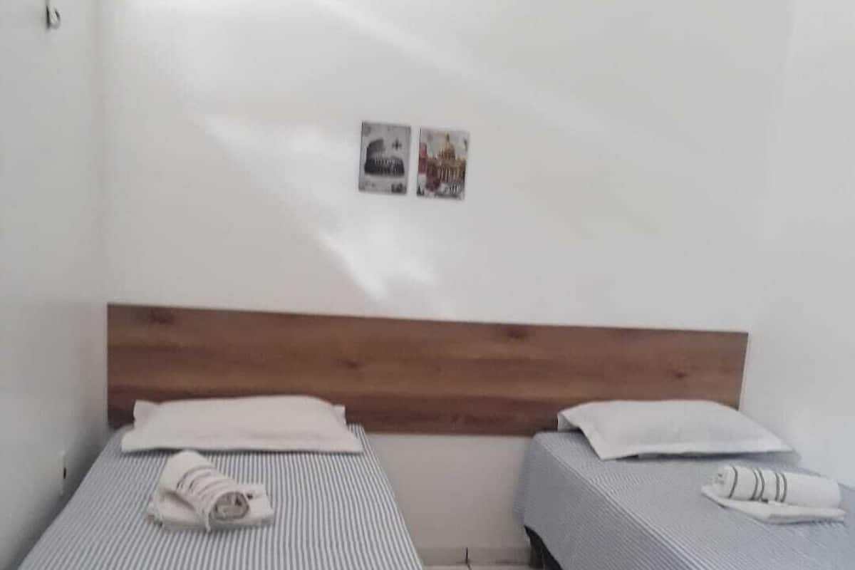 Escritorio, wifi gratis y ropa de cama