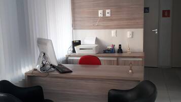 Escrivaninha, Wi-Fi de cortesia, roupa de cama