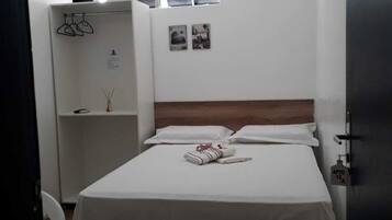 Quarto casal | Escrivaninha, Wi-Fi de cortesia, roupa de cama