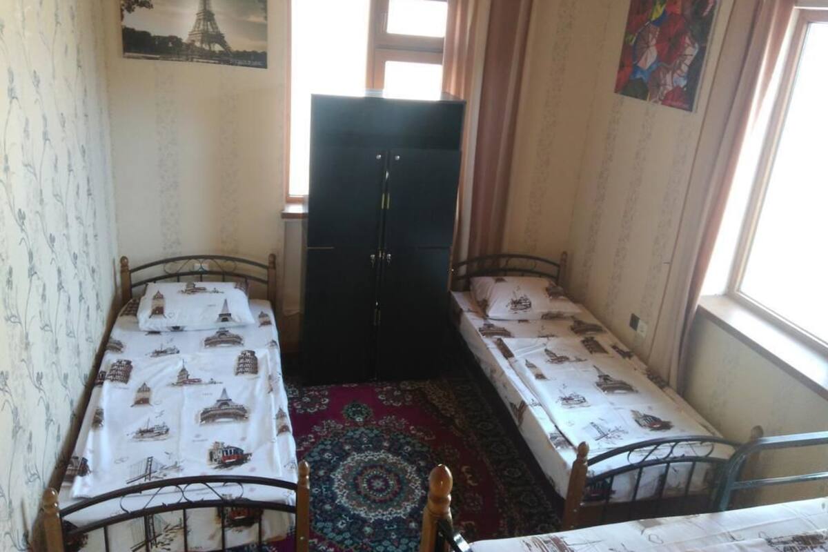 Schreibtisch, Verdunkelungsvorhänge, schallisolierte Zimmer