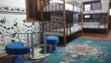 1 bilik tidur, meja, langsir/tirai gelap terus, kalis bunyi