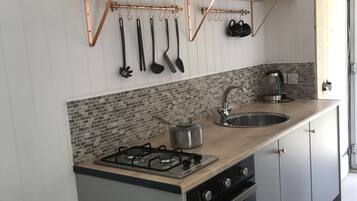 Réfrigérateur, micro-ondes, plaque de cuisson, bouilloire électrique