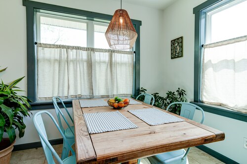 Hillside Bungalow w / Ansichten - 2 Meilen in die Innenstadt von Asheville!