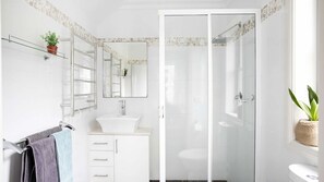 Badewanne, Haartrockner, Handtücher
