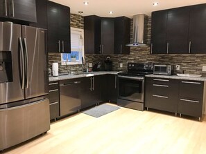 Frigorifero, microonde, forno, piano cottura