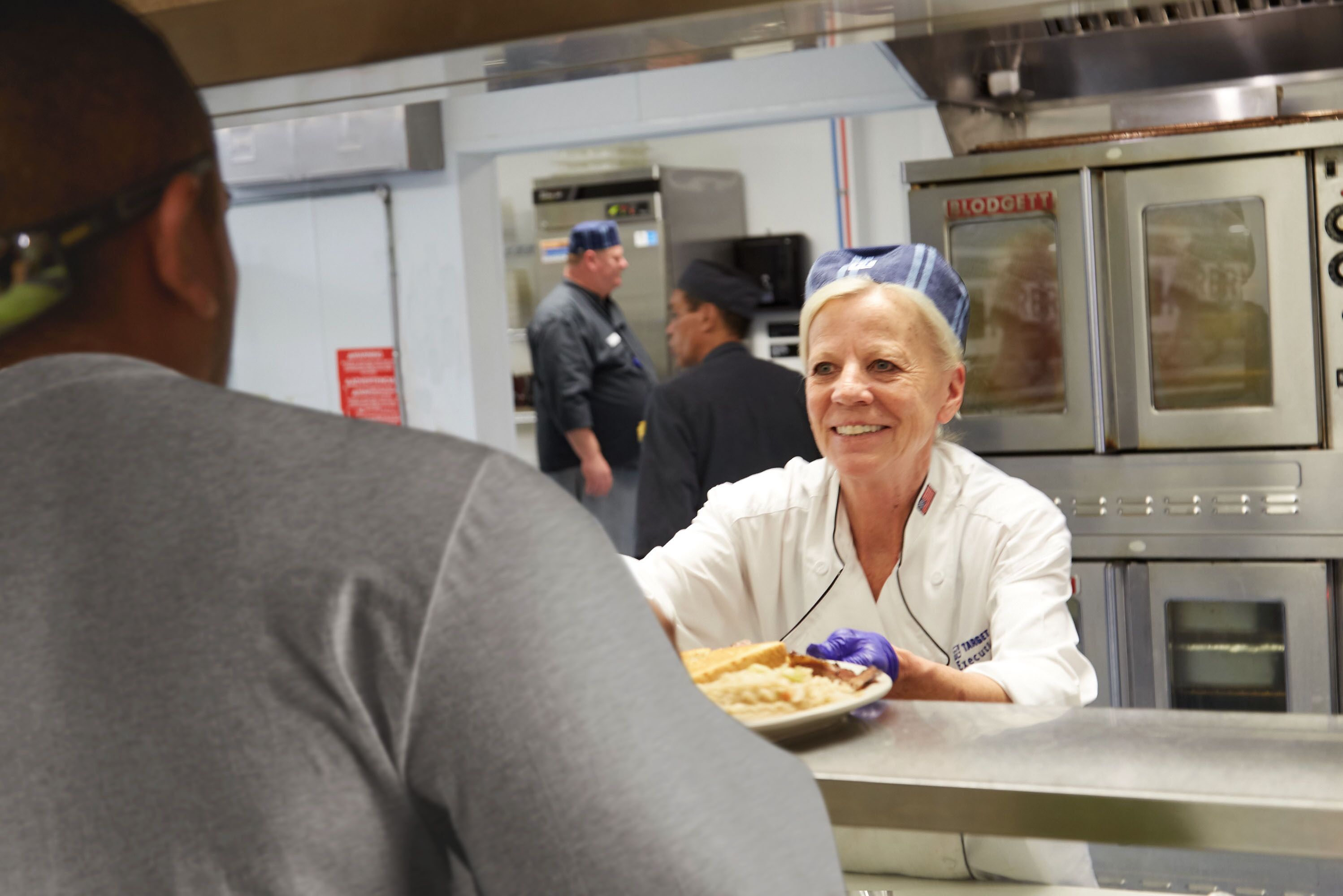 Phục vụ bữa sáng, bữa trưa và bữa tối 