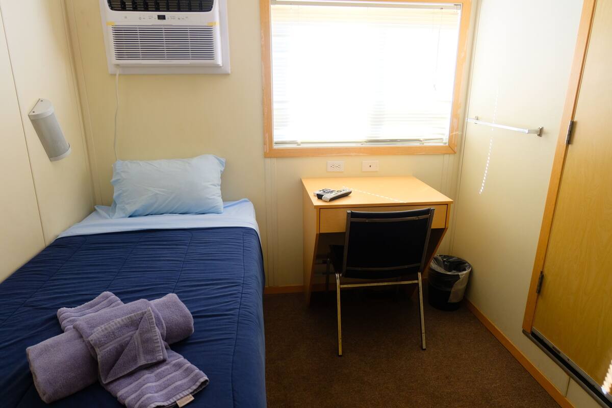 客房 (Shared Bathroom) | 高級寢具、Select Comfort 床墊、書桌、免費無線上網