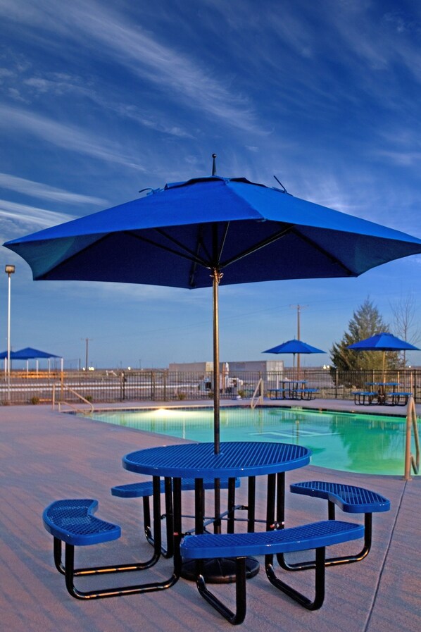 Piscine extérieure en saison