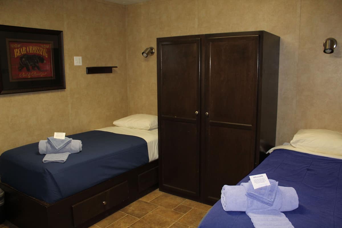 Habitación doble | Ropa de cama de alta calidad, camas Select Comfort y escritorio