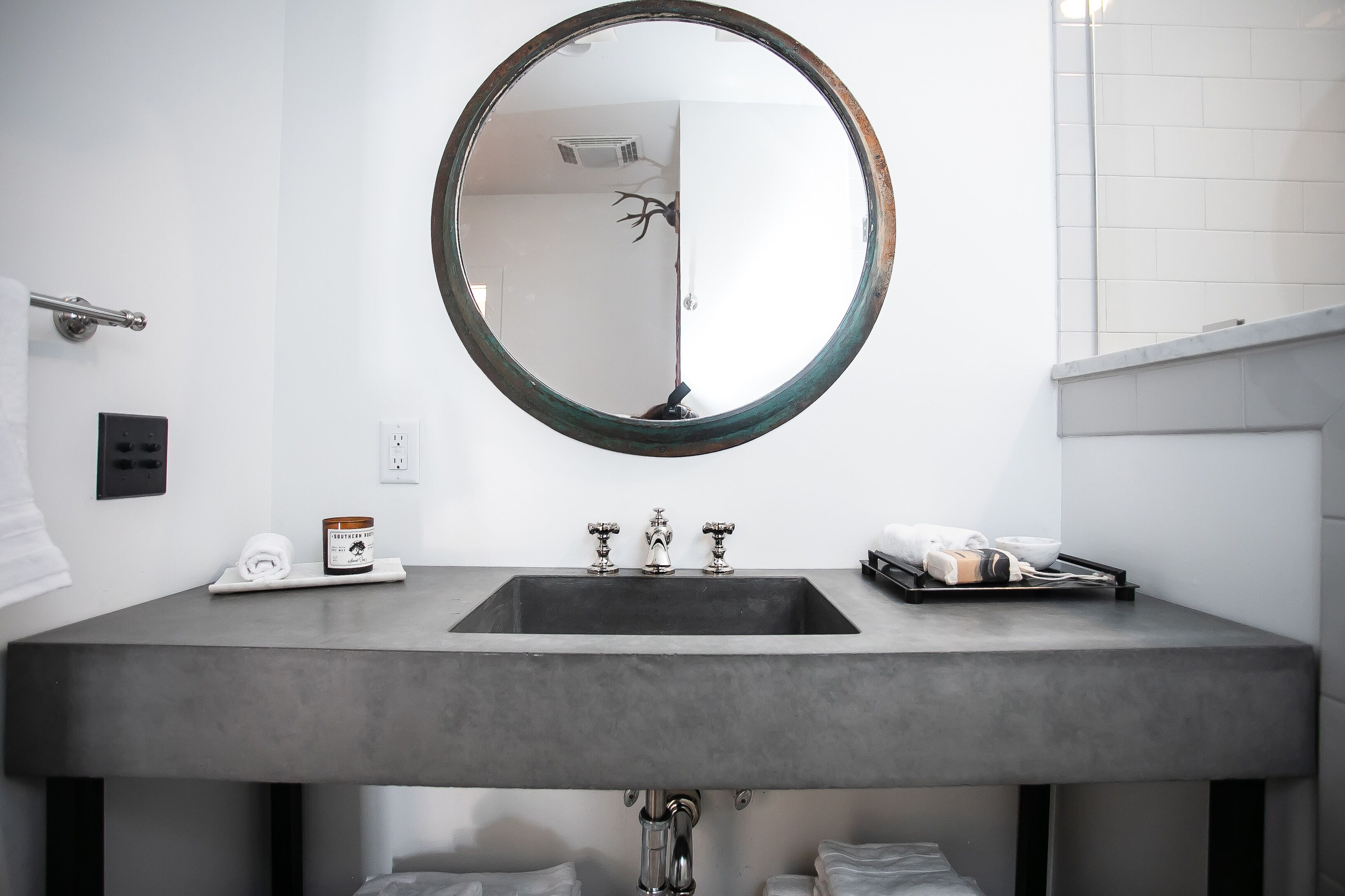 Ducha, secador de pelo, jabón, shampoo