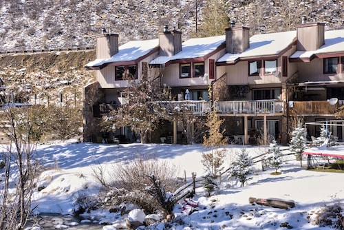 Creekside 3 Bdrm Condo on Bus line, Convenient, family friendly, Great Value