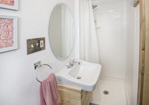 Combined shower/bathtub, jetted bath, hair dryer, towels