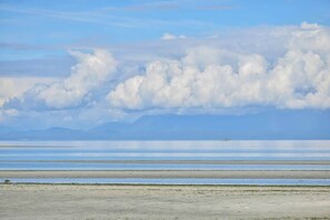 On the beach - Kye Bay Winter Beach House (Comox)