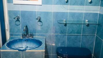 Double Room | Bathroom | Shower, rainfall showerhead, towels, soap