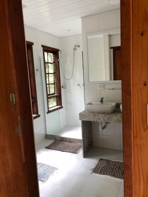Minibar, blackout curtains, free WiFi, bed sheets - Gato de Botas Flats & Suites (Nova Friburgo)