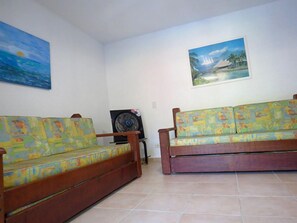 Casa tradicional, 4 quartos | Sala de estar | TV 30 polegadas com canais via satélite