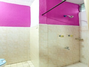 Habitación triple estándar | Baño | Ducha, toallas, jabón y champú