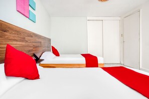 Habitación cuádruple estándar | Tabla de planchar con plancha y ropa de cama 