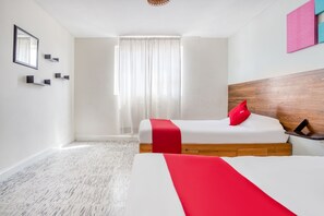 Standard Quadruple Room | Iron/ironing board, bed sheets - Hotel Suites Puebla (Puebla)
