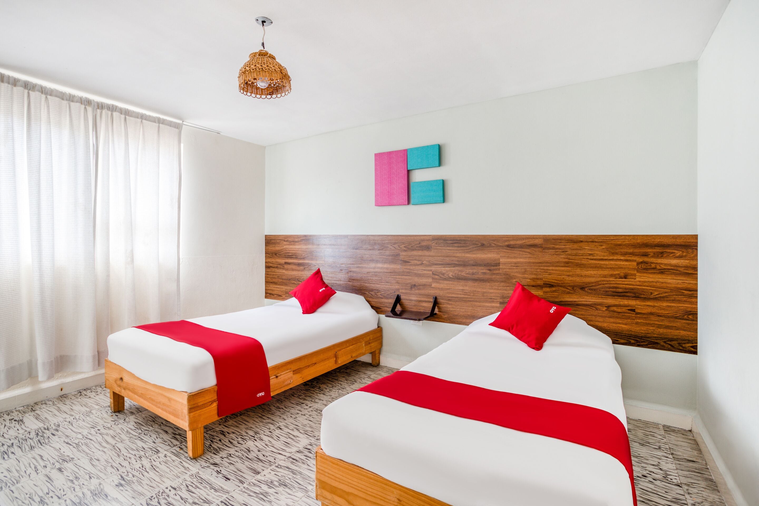 Habitación cuádruple estándar | Tabla de planchar con plancha y ropa de cama