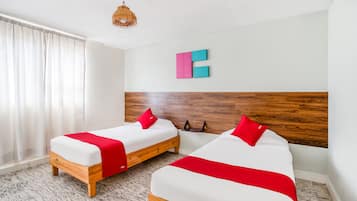 Habitación cuádruple estándar | Tabla de planchar con plancha y ropa de cama