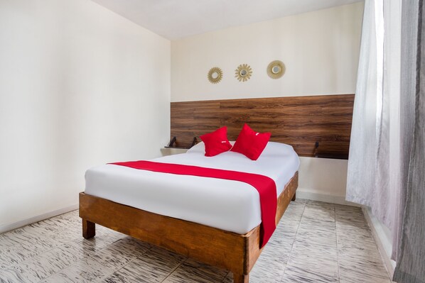 Habitación cuádruple estándar | Tabla de planchar con plancha y ropa de cama 